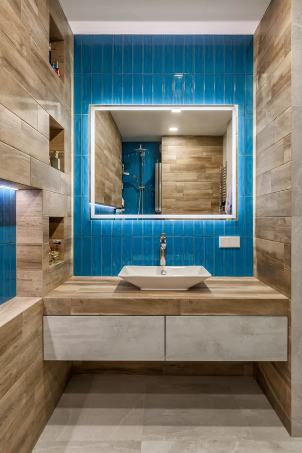 Современная ванная комната с душевой