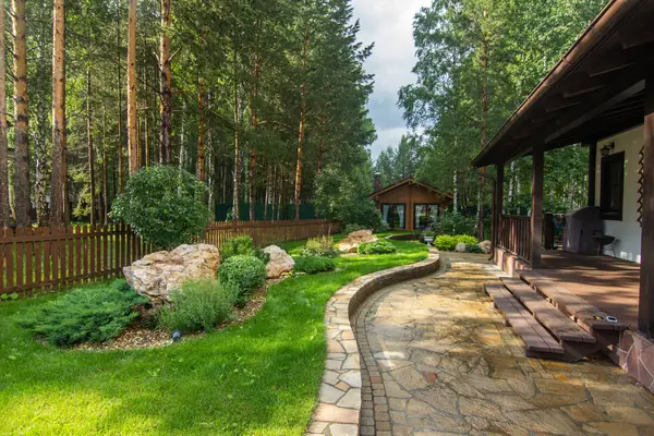 У леса на опушке