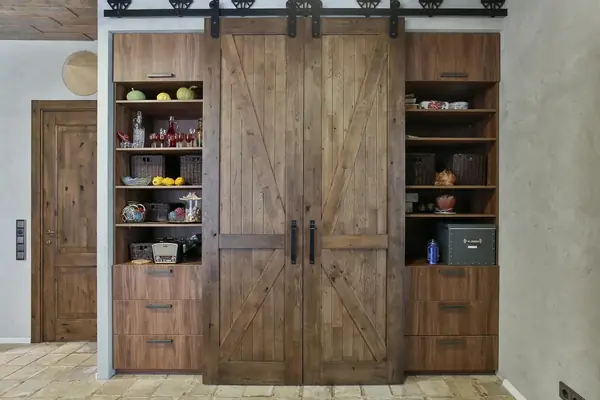 Раздвижные амбарные двери - тренд в современном дизайне интерьеров