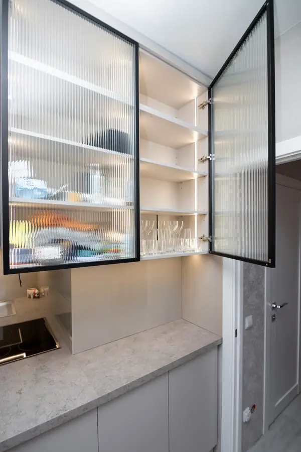 Современная угловая кухня в нежно-сером цвете