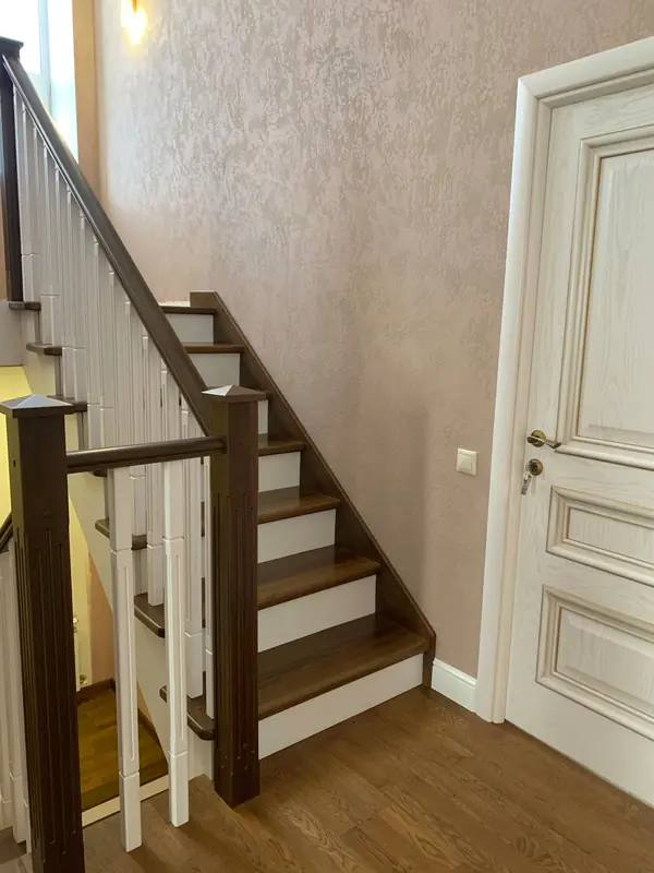 Лестничное пространство. Отделка стен декоративной штукатуркой.