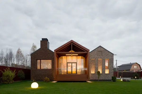 Дом в Шатуре, вечерняя подсветка.