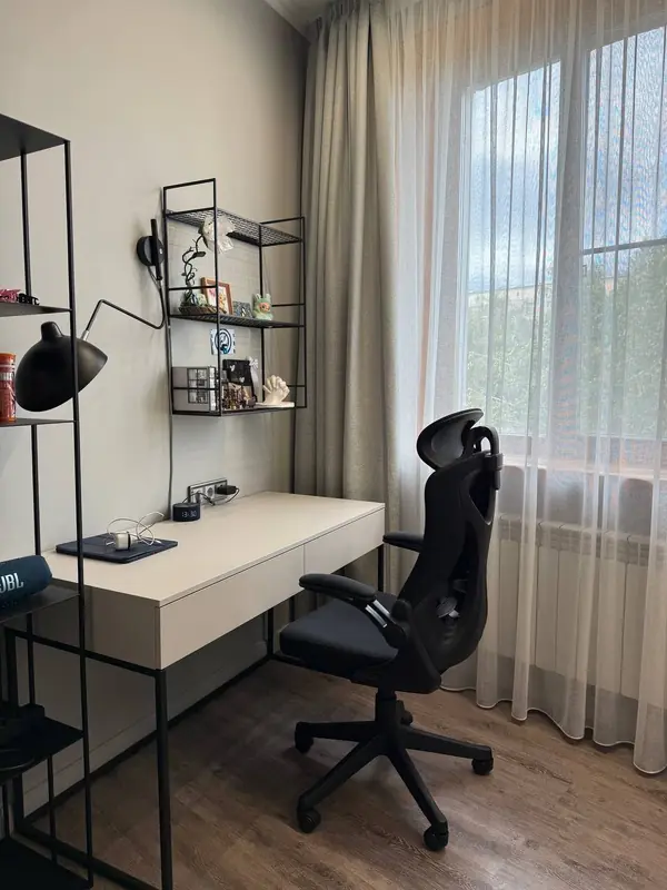 Обволакивающий серый в спальне молодой девушки