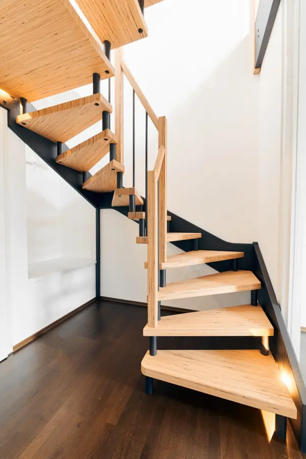 Лестница в квартире (BauBuche и элементы с эффектом необработанной стали)