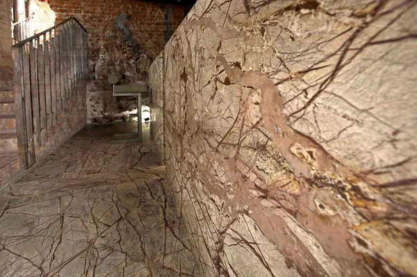 Использование мрамора в баре Hydra