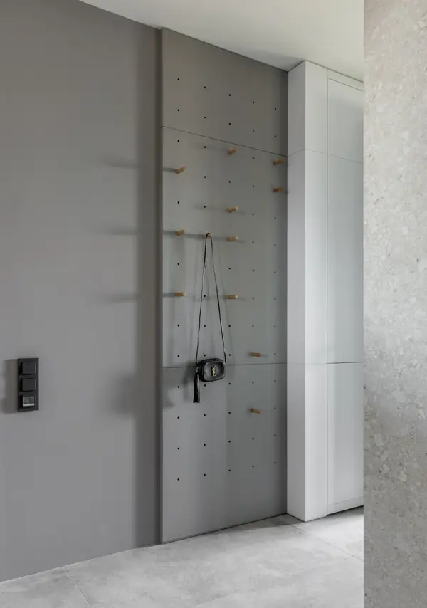 Разноуровневые крючки в прихожей