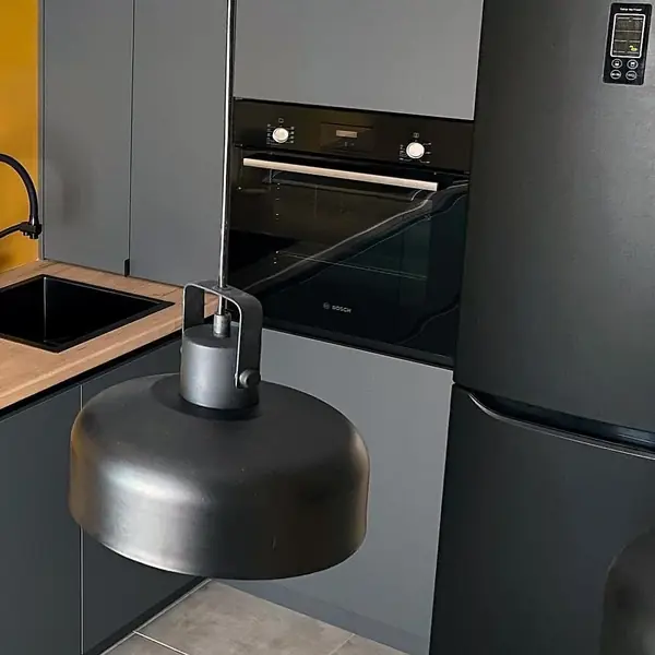 Стильная серая угловая кухня с экстраматовыми фасадами