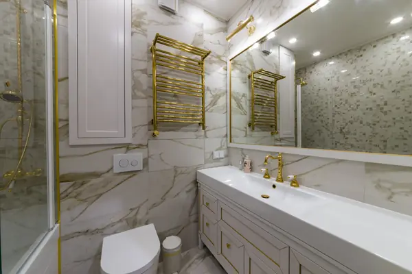 Ванная комната с большим зеркалом