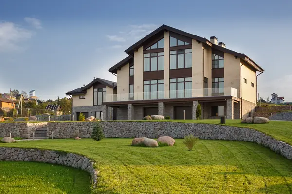 Дом на склоне