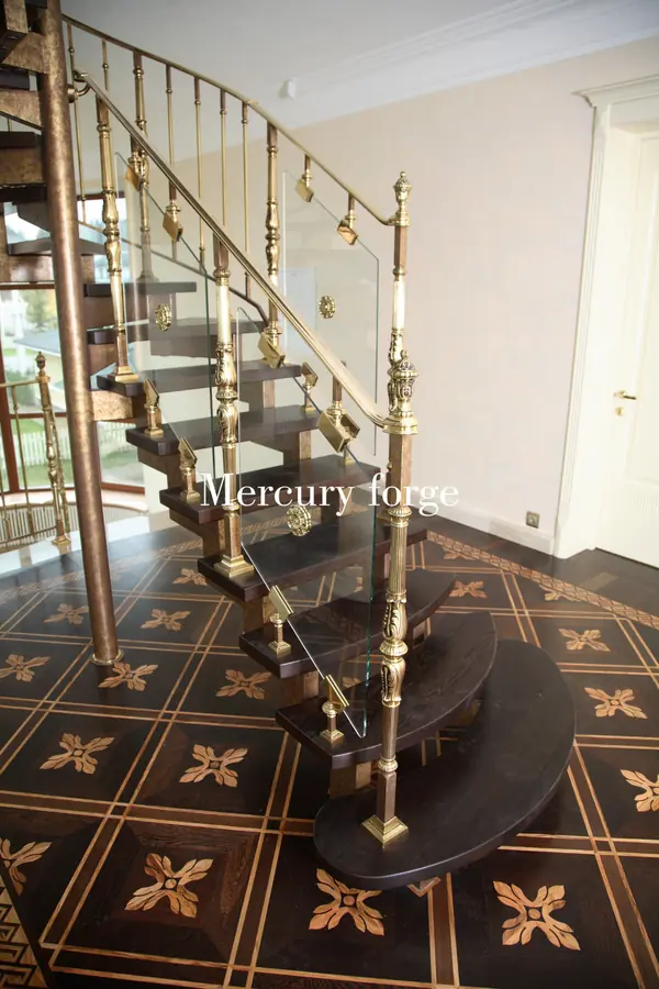 Лестница, латунное ограждение со стеклом, фабрика Grande forge, коллекция Royal
