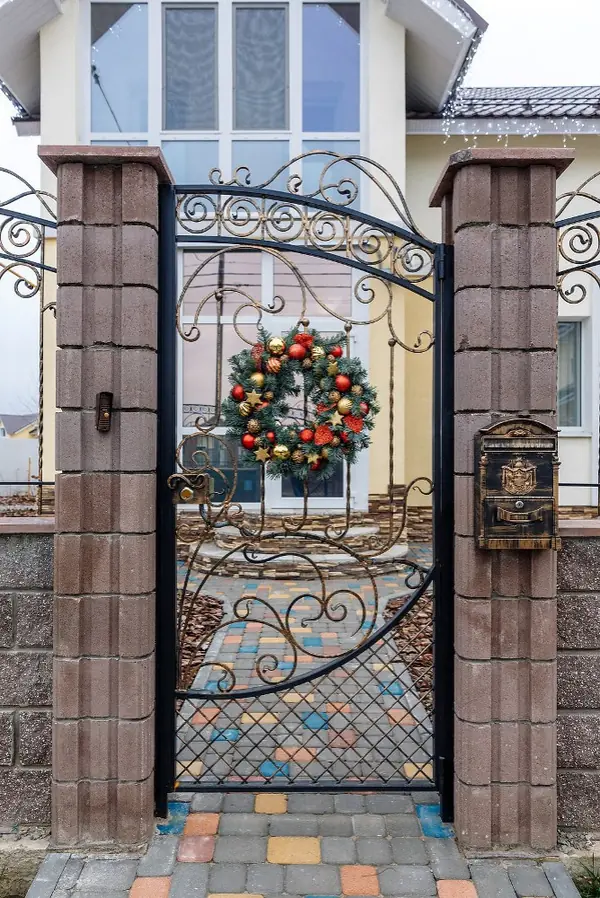 Новогоднее украшение сада и коттеджа