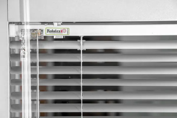 Горизонтальные жалюзи в офис