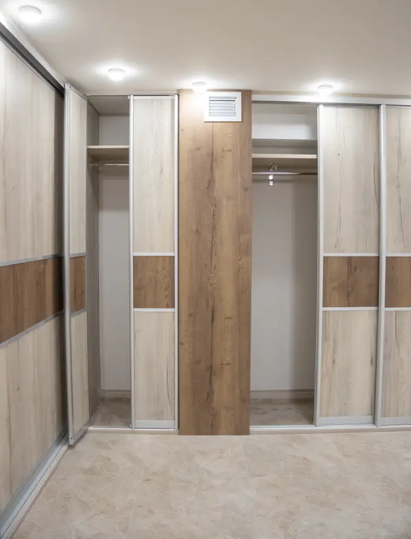 Гардеробная комната на цокольном этаже