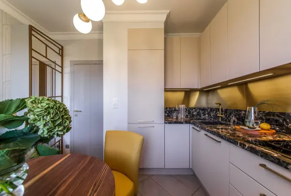 Фартук и мебельные ручки из латуни для проекта peredelka.tv