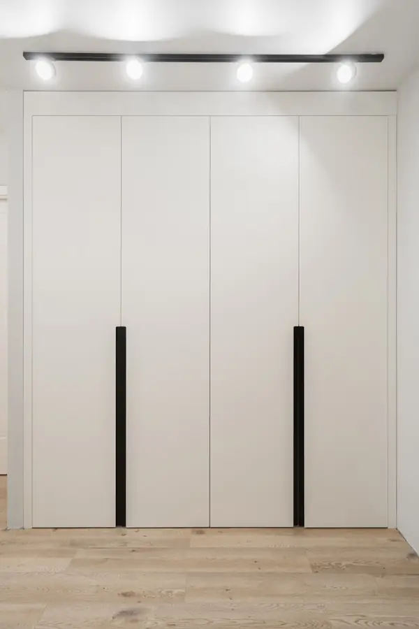 Белый встроенный шкаф в потолок в коридор