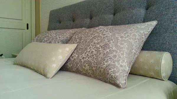 Подушки и комплекты подушек: различные модели