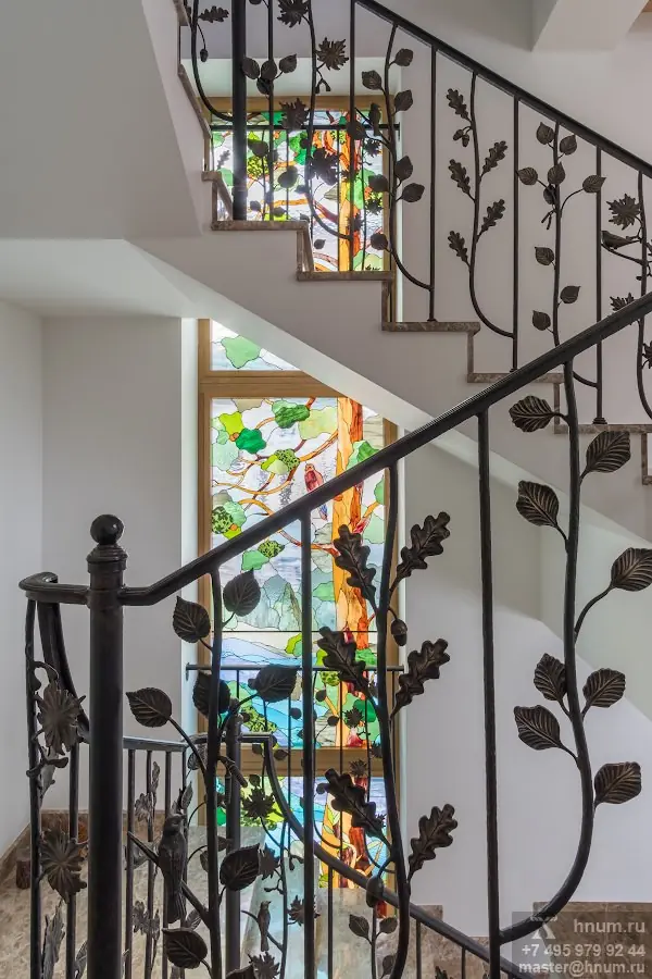 Фотосъёмка кованой лестницы и витражей в загородном доме