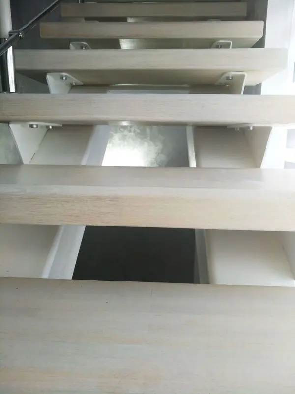 Лестница на двух косоурах, ограждения со вставками