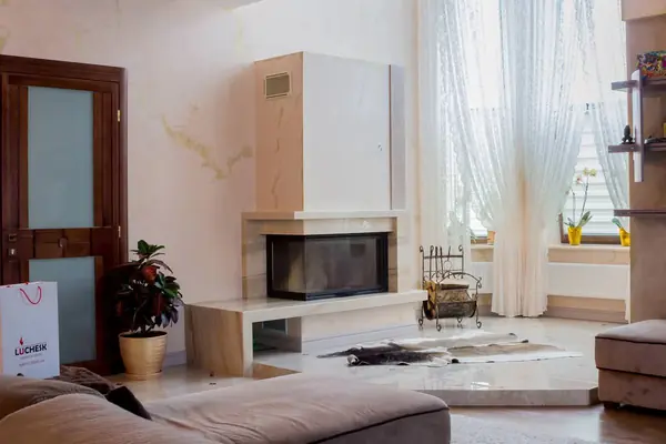 Современный камин с угловым стеклом