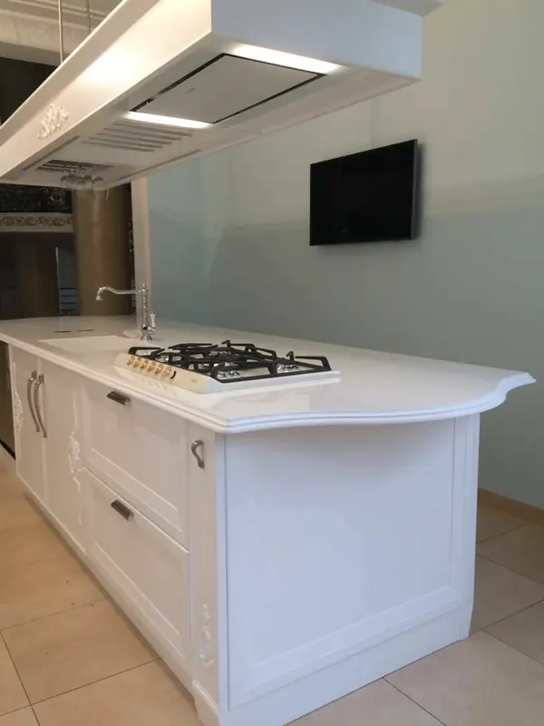 Остров с интегрированной кварцевой мойкой из кварцевого камня