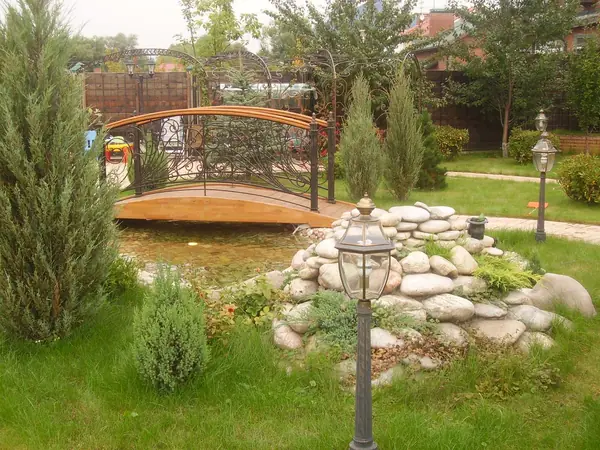 Пруд в поселке Феонит