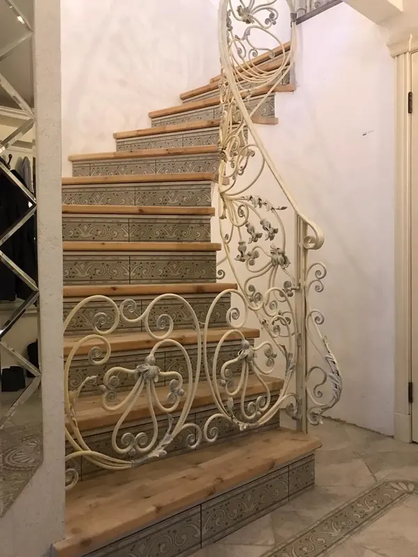 Кованые лестничные ограждения и кованая цветочница.