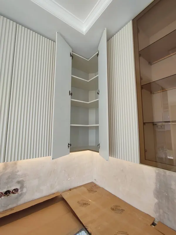 Кухонный гарнитур с фрезерованными фасадами в дом