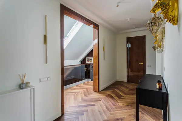 Двухуровневая современная квартира