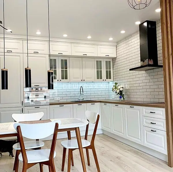 Длинная белая кухня "Лорето арт.1" с антресолями