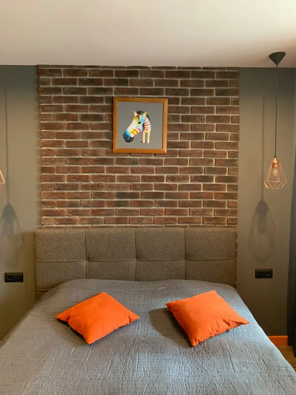 Спальня с яркими акцентами