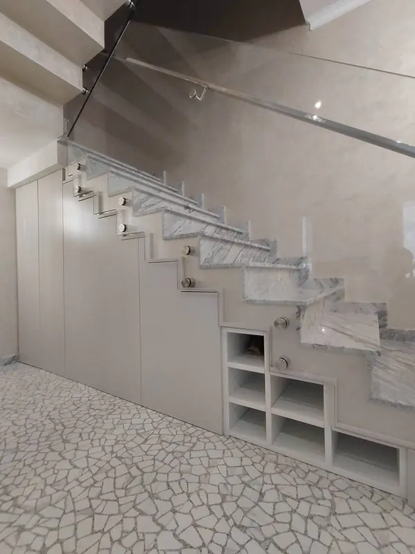 Шкафы под лестницей.