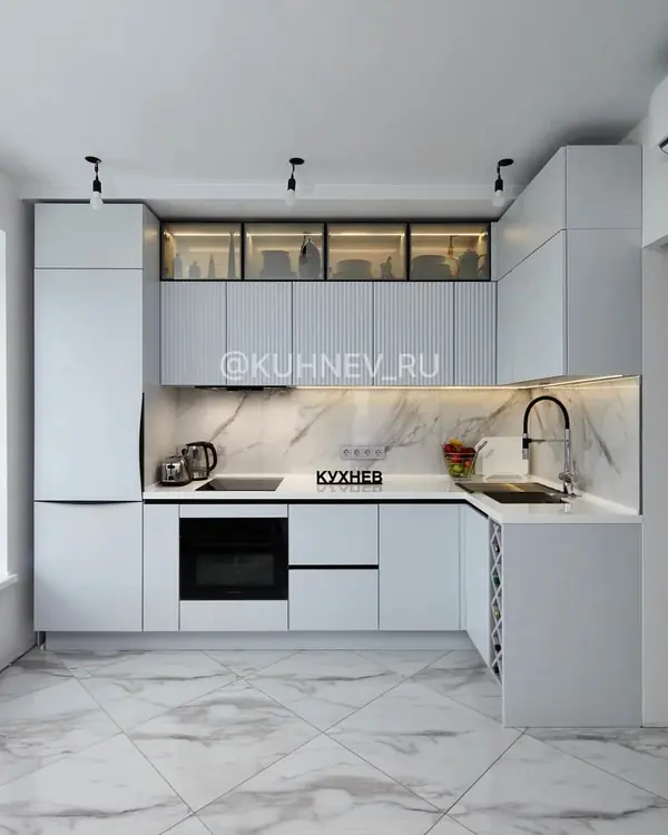 Кухня со стеклянными антресолями