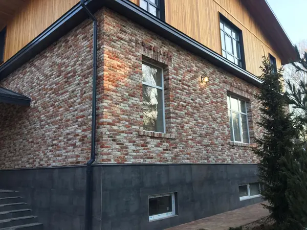 Фасад дома из дореволюционного кирпича