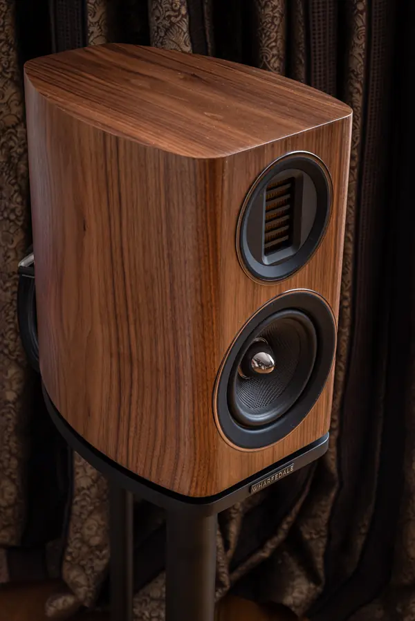 Акустическая система в гостиной