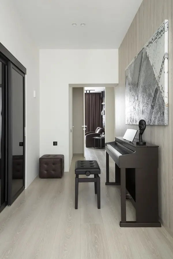 Обзор современной квартиры 170 квм. Полы без плинтуса. Двери в потолок.