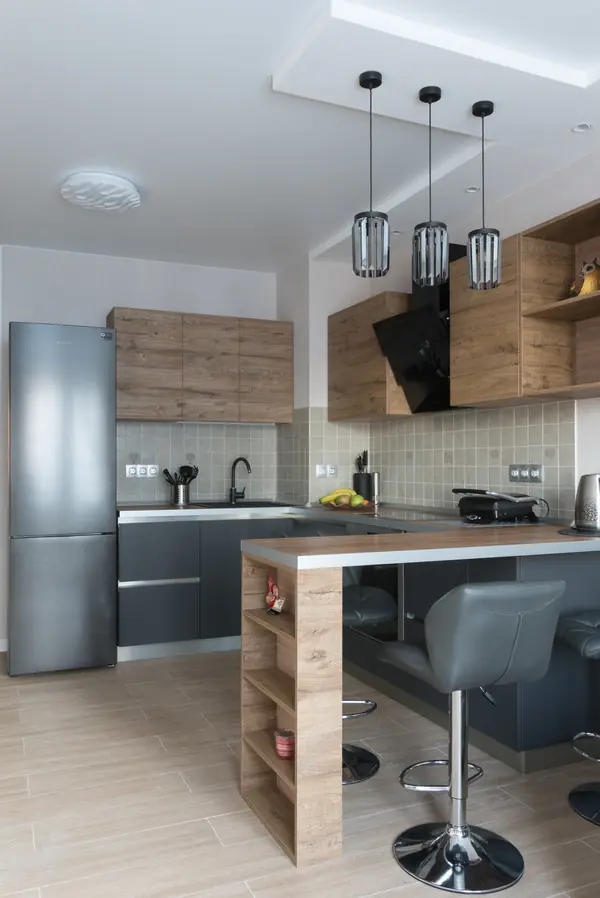 Небольшая кухня с полуостровом