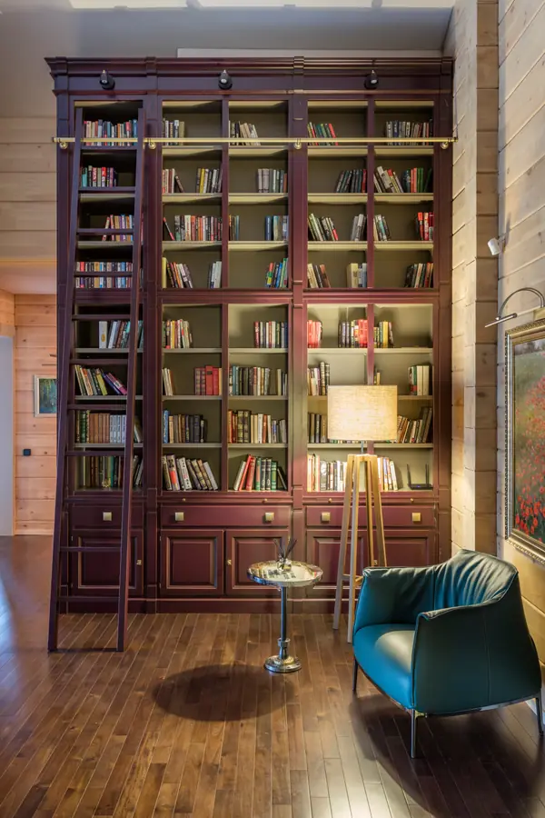 Библиотечный шкаф.