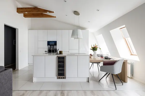 Белая мансардная квартира в историческом центре Петербурга