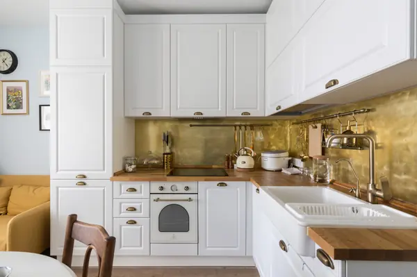 Кухня с латунным фартуком