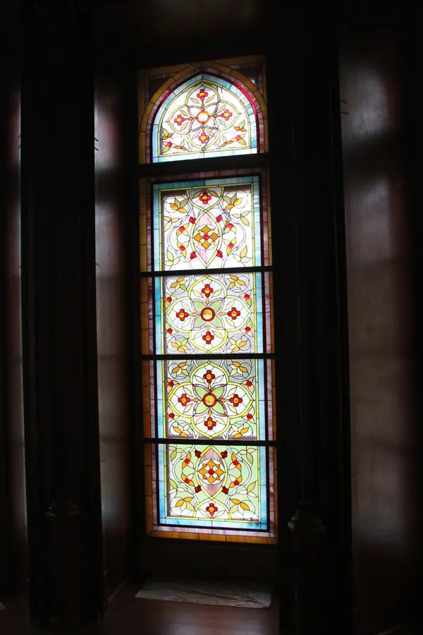 Витражи в столовой загородного дома