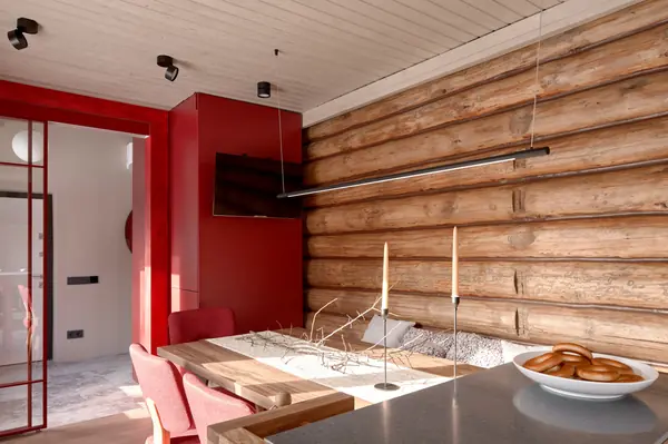 Кухня с верстаком и красная лестница