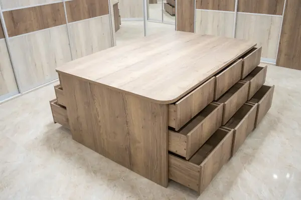 Гардеробная комната на цокольном этаже