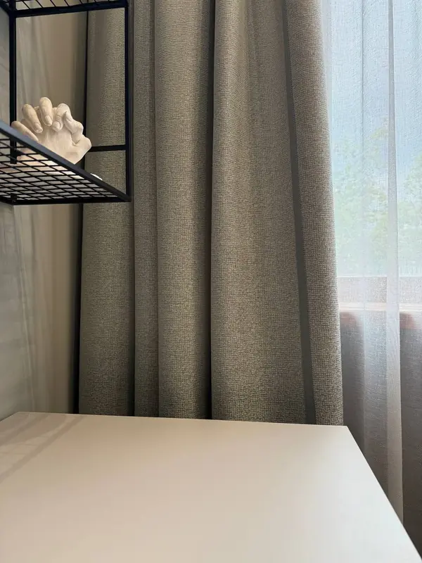 Спальня для молодой девушки в уютном сером цвете