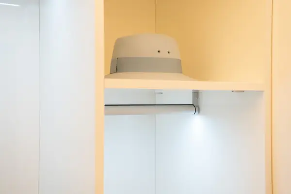 Белая гардеробная raumplus с LED- подсветкой