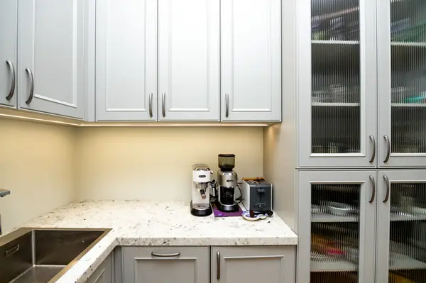 Светло-серая кухня в классическом стиле