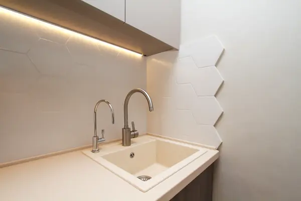 Квартира в современном стиле с яркими цветовыми акцентами.