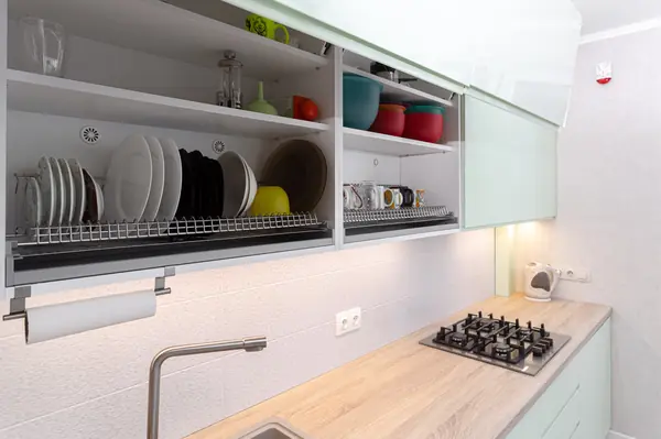 Мятная кухня со стеклянной витриной и подсветкой