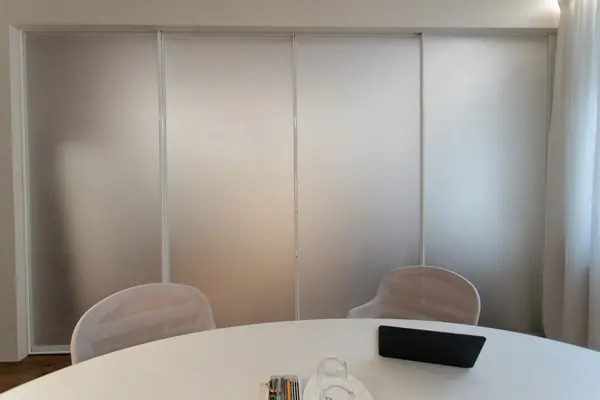 Межкомнатная раздвижная перегородка R1200 raumplus в комнату