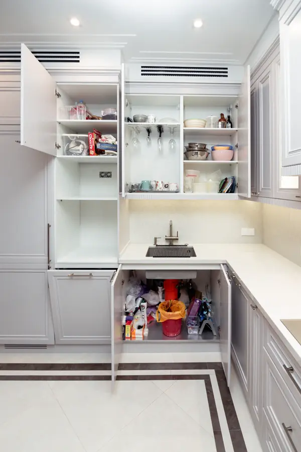 Нежно-серая кухня в неоклассическом стиле