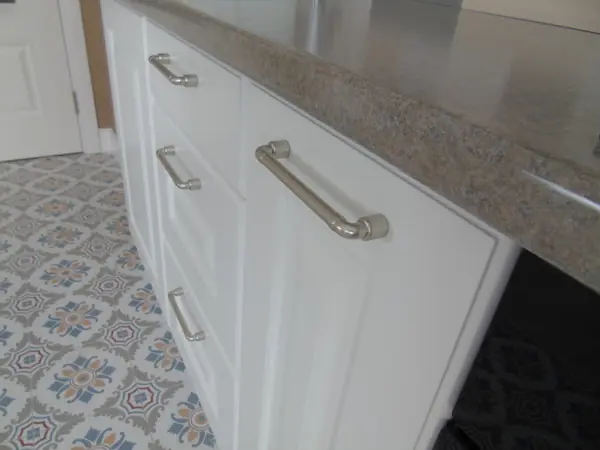 Белая кухня в квартире в Красногорске для заслуженного артиста России